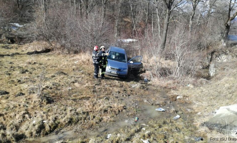 BRAŞOV. Accident cu două victime, la Pârâul Rece! Un autoturism a ieşit în decor (FOTO) 1 autoturismdecor.jpg