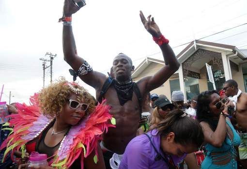 Usain Bolt, POZIŢII INDECENTE la carnaval!!! Galerie foto... 1 bolt_13.jpg