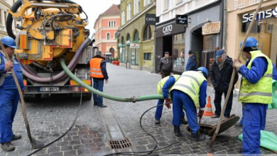 BRAŞOV. Compania Apa curăţă gurile de canal din întreg oraşul, prioritar fiind centrul istoric 9 canalizare 3_232632.jpg