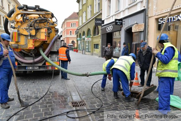 BRAŞOV. Compania Apa curăţă gurile de canal din întreg oraşul, prioritar fiind centrul istoric 1 canalizare 3_232632.jpg
