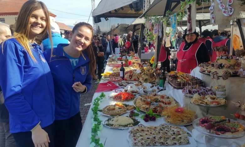 BRAŞOV. Două handbaliste de la Corona, la Sărbătoarea Clătitelor!!! 1 handbalclatite.jpg