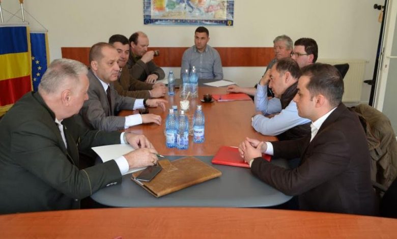 BRAŞOV. Prefectul Marian Rasaliu caută soluţii la problemele de fond forestier din Poiana Mărului 1 la-sfat.jpg
