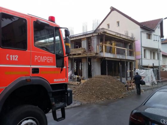 BRAŞOV. Ţeavă de gaze fisurată pe strada Verii! Pompierii asigură măsurile de siguranţă (FOTO) 1 strada verii 3_232584.jpg
