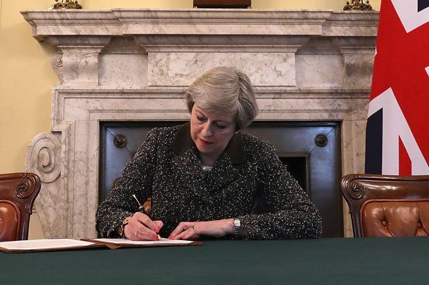 Zi istorică. Marea Britanie iese oficial din Uniunea Europeană. Theresa May a semnat scrisoarea de declanșare a Brexitului 1 theresamayscrisoarebrexit2.jpg