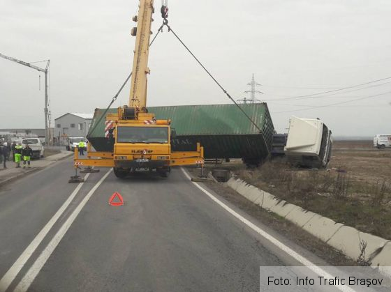 Update. BRAŞOV. Atenţie, se fac manevre de ridicare a TIR-ul răsturnat în Săcele (FOTO)! 1 tir rasturnat sacele 2_232658.jpg