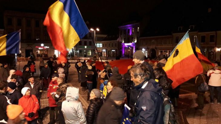 BRAȘOV. În jur de 100 de persoane protestează în Piața Sfatului (FOTO) 1 unnamed (5)_232565.jpg