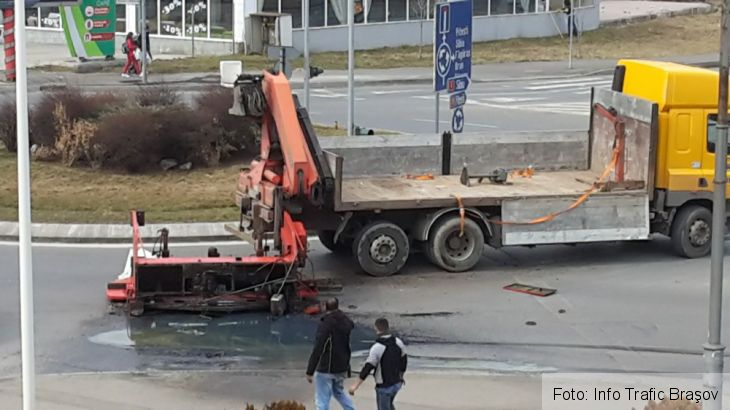 BRAŞOV. A „pierdut” utilajul în sensul giratoriu, fiind la un pas să provoace o tragedie! (FOTO) 1 utilaj bartolomeu_232295.jpg