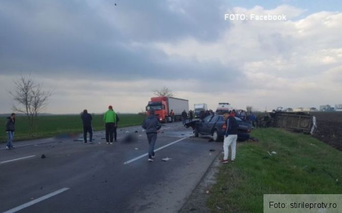 Traficul pe DN 2 a fost reluat pe un sens, în zona accidentului soldat cu trei morți și patru răniți (FOTO) 1 accident ialomita 2_233852.jpg