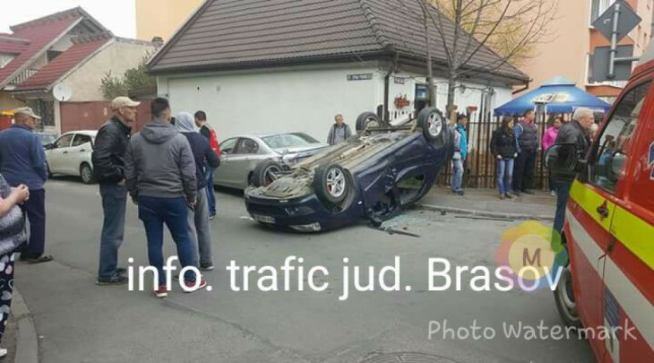 BRAȘOV. Autoturism răsturnat în intersecția străzilor Ciprian Porumbescu și Vulturului (FOTO) 1 accident vulturului 4_233847.jpg