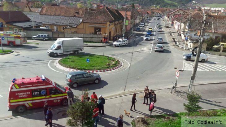 BRAȘOV. Accident rutier cu 2 victime la Codlea. O mașină a intrat în scara unui bloc (FOTO) 1 accident_sens_giratoriu2_234076.jpg
