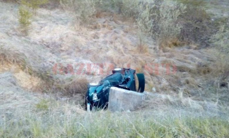 Un bărbat a murit după ce maşina în care se afla s-a răsturnat în afara şoselei (FOTO) 1 accidentgorj.jpg