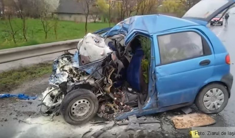 Şofer mort, după ce a intrat cu Matiz-ul într-un TIR (FOTO) 1 accidentmatiz.jpg