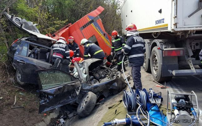 TRAGIC. Cinci oameni au murit după ce mașinile în care se aflau au fost strivite de un TIR (FOTO) 1 accidentolt.jpg
