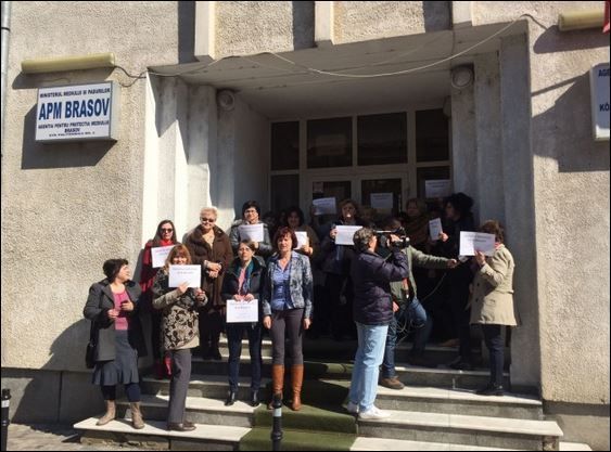 BRAȘOV. Alt protest spontan la Agenția de Protecția Mediului 1 apmprotest.jpg