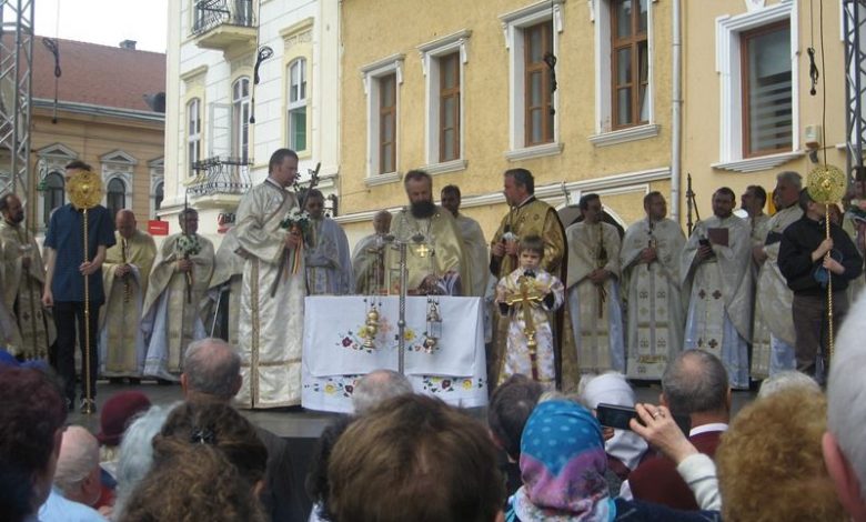 BRAȘOV. Evanghelia rostită în mai multe limbi, în Piața Sfatului 1 evanghelie.jpg