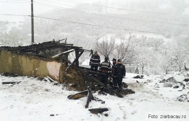 TRAGEDIE. Trei copii au murit într-un incendiu izbucnit de la o lumânare 1 incendiu bacau 2_234631.jpg