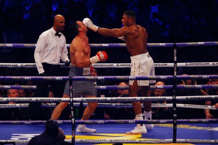 BOX. Joshua, victorios prin KO în fața lui Kliciko 1 klici.jpg