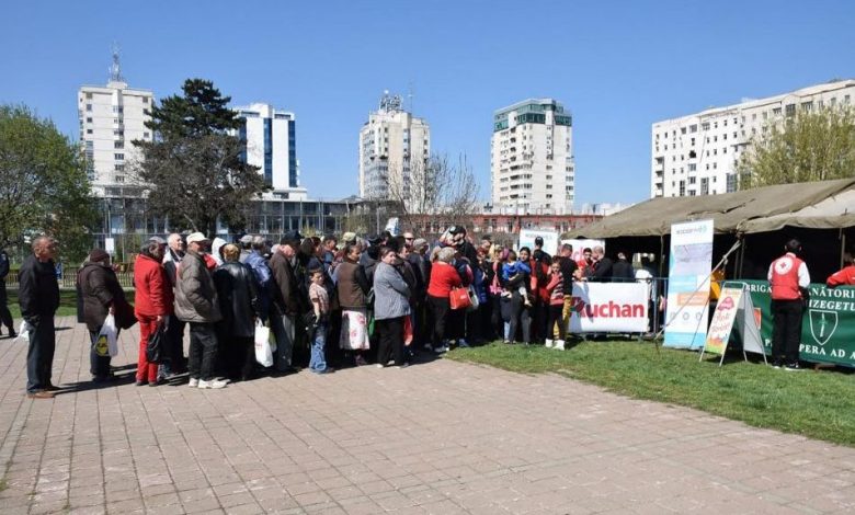 BRAŞOV. Acţiunea de solidaritate a ajuns la final. Peste 1.200 de porţii de mâncare şi peste 1.200 de pachete au fost împărţite nevoiaşilor 1 masasponsori.jpg