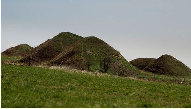 BRAŞOV. Şona, satul cu peste 60 de pietre vii 1 movile.jpg
