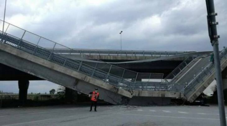 Pod prăbușit peste o mașină de Poliție (FOTO) 1 pod italia 2_234540.jpg