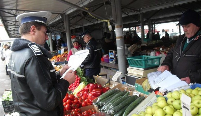 BRAŞOV. Razie în Piaţa Stupini. Peste 10 tone de legume şi fructe au fost oprite de la comercializare 1 razie-politie-piata_2.jpg
