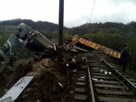 ALERTĂ. Tren prăbușit în prăpastie. Sunt cel puțin doi morți 1 tren_deraiat2_234063.jpg
