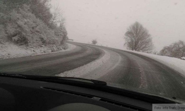 Trafic întrerupt pe DN 2D, în judeţul Covasna, din cauza unui TIR înzăpezit. Atenţie, şi în Braşov sunt zone unde ninge (FOTO) 1 zapadaaprilie.jpg