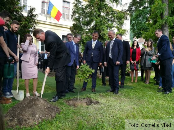Update. BRAȘOV. Președintele Iohannis a plantat puietul cu numărul două milioane în curtea Facultății de Silvicultură. FOTO 1 Iohannis_plant1_236241.jpg