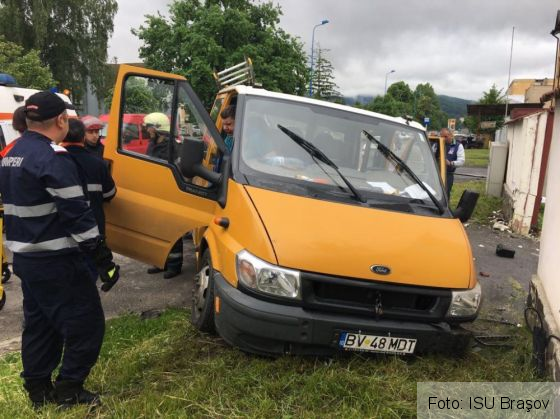BRAŞOV. O depăşire neregulamentară şi un viraj neinspirat, cauzele accidentului de pe Calea Feldioarei 1 accident calea feldioarei 2_236449.jpg