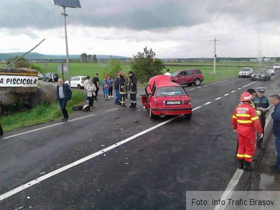 Update. BRAȘOV. Accident între trei autoturisme, pe fondul unei depășiri neregulamentare, între Hărman și Lunca Câlnicului 1 accident harman_235833.jpg
