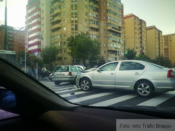 Update. BRAȘOV. Doi tineri au fost răniți în accidentul produs la intersecția semaforizată de la ITC 1 accident itc 2_235406.jpg