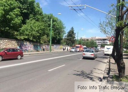Update. BRAŞOV. O femeie a fost „agăţată” de un autoturism, la trecerea de pietoni de pe strada Carpaţilor 1 accidentcarpatilor_5.jpg