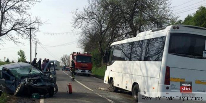 Şase persoane au fost rănite, în urma coliziunii dintre un autobuz şi un autoturism (FOTO) 1 accidentmures_3.jpg