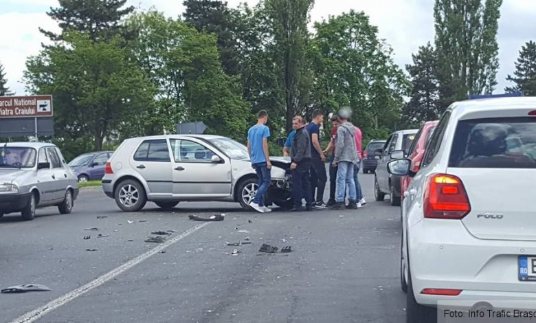 BRAȘOV. Impact violent în intersecție (FOTO) 1 accidentrasnov.jpg