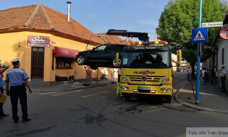 Update. BRAȘOV. Doi oameni au fost răniți, după ce un autoturism a ajuns în zidul plăcintăriei de pe strada Bihorului 1 autoturismbihorului.jpg