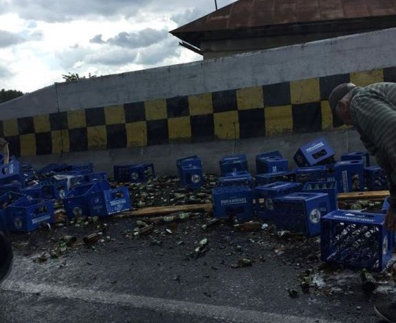Un TIR încărcat cu bere şi-a pierdut din marfă pe DN 1 Ploieşti - Braşov 1 beredn1.jpg