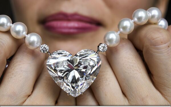 Record mondial. Diamant în formă de inimă, vândut cu 15 milioane de dolari 1 diamantinima.jpg