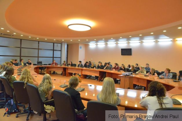 Elevii belgieni, interesaţi de cum se gospodăreşte municipiul Braşov 1 elevi belgieni 3_235363.jpg