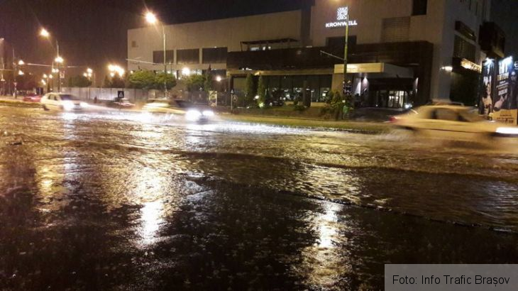 BRAȘOV. Atenție, ploaia abundentă a format „lacuri” pe Bulevardul Gării și pe strada 13 Decembrie (foto) 1 inundatie bulevardul garii_235952.jpg