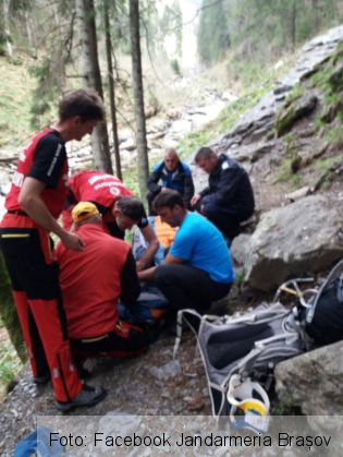 BRAȘOV. Turist recuperat de pe Valea Sâmbetei, după o accidentare (FOTO) 1 jandarmerie victoria 3_235195.jpg