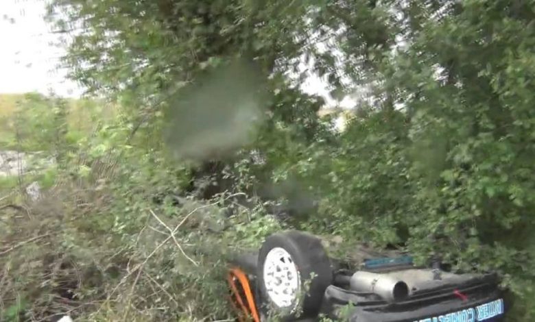 BRAȘOV. Un tânăr fără permis s-a răsturnat cu mașina, apoi a încercat să șteargă cu buretele incidentul 1 masina-rasturnata_3.jpg