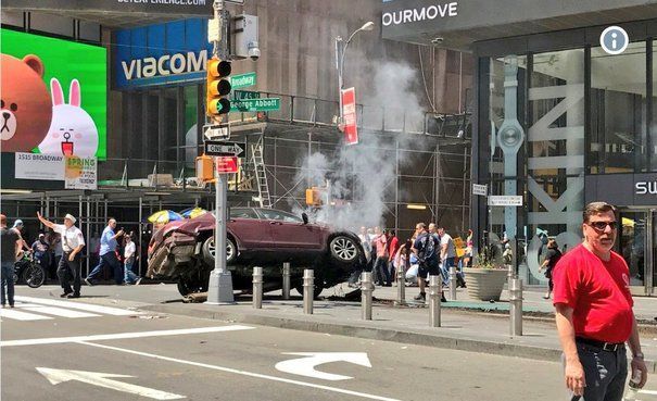 Incident. O maşină a intrat în pietoni în Times Square din New York 1 newyorkincident.jpg