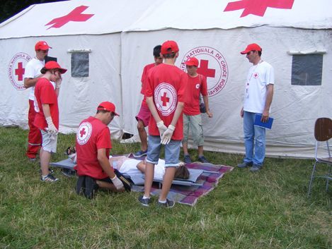 BRAŞOV. Crucea Roşie pregăteşte „sanitari pricepuţi” 1 sanitari-priceputi.jpg