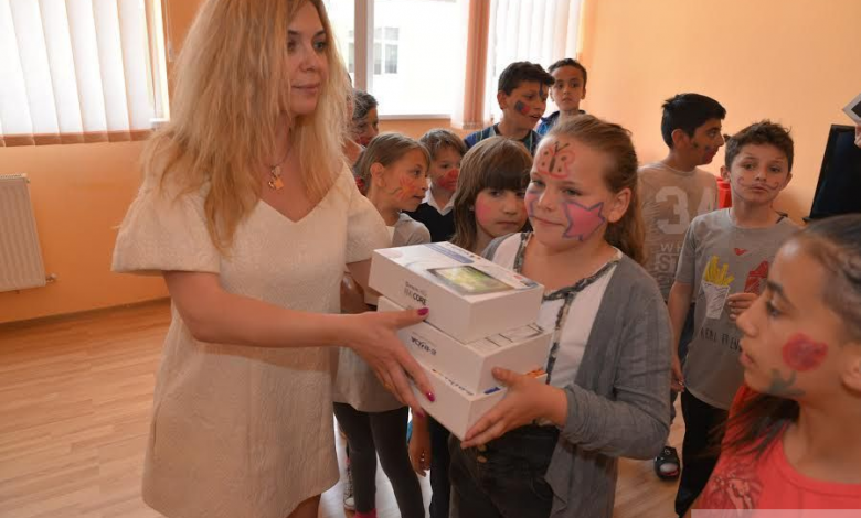 BRAȘOV. Datorită actriței Crina Matei, fiecare copil de la Centrul de zi Astra are propria tabletă 1 tablete_4.jpg