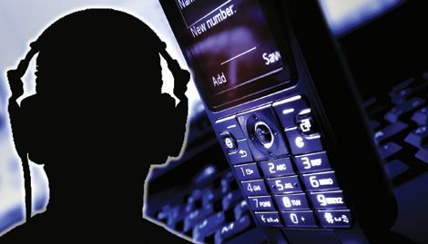 Cel puțin 300.000 de români au avut telefoanele ascultate! 1 telefon-interceptat.jpg