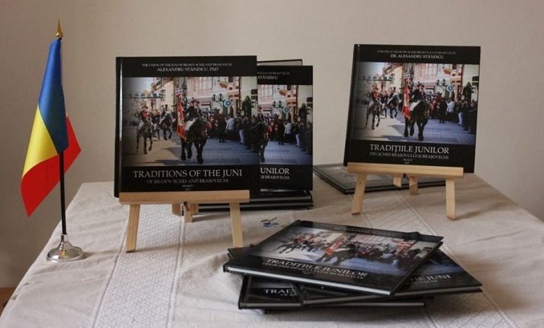 BRAŞOV. Tradiţiile Junilor din Şcheii Braşovului şi Braşovechi, mai accesibile turiştilor străini 1 traditiicarte.jpg