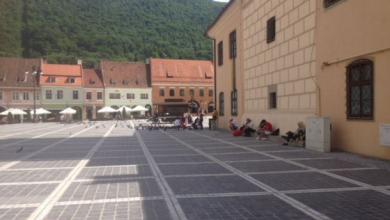 BRAȘOV. Piaţa Sfatului, loc de relaxare... în picioare 5 IMG_9272_237249.JPG