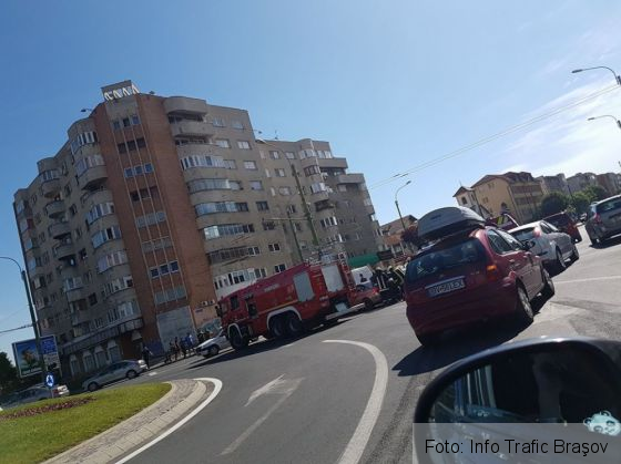 BRAŞOV. ULTIMA ORĂ. Accident la sensul giratoriu de la intersecţia dintre Calea Bucureşti şi străzile Zizinului şi Toamnei (FOTO) 1 accident sens giratoriu 2_237283.jpg