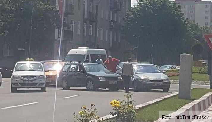 BRAȘOV. E greu în SENSUL GIRATORIU!!! 1 accidentgiratoriu_3.jpg