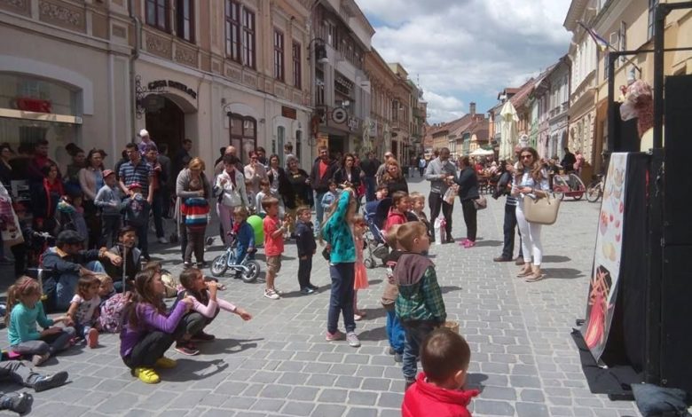 BRAȘOV. Artiștii fac spectacol în stradă 1 atrada.jpg